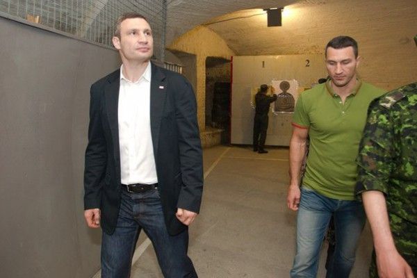 Владимир и Виталий Кличко в киевском тире