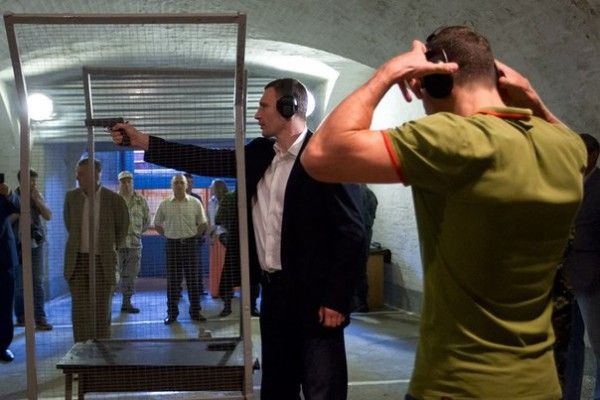 Виталий Кличко в тире очень сосредоточен