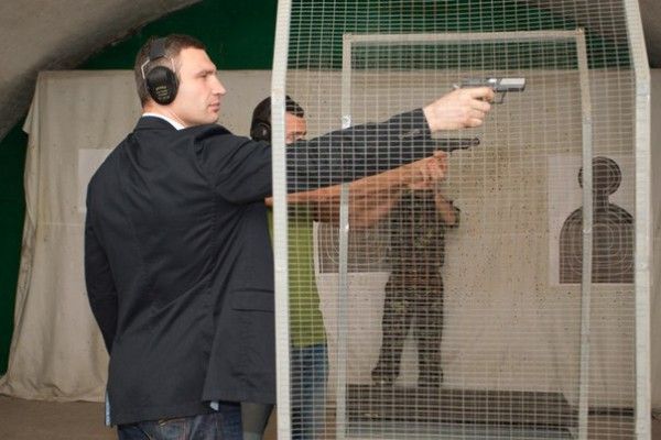 Братья Кличко упражняются в стрельбе