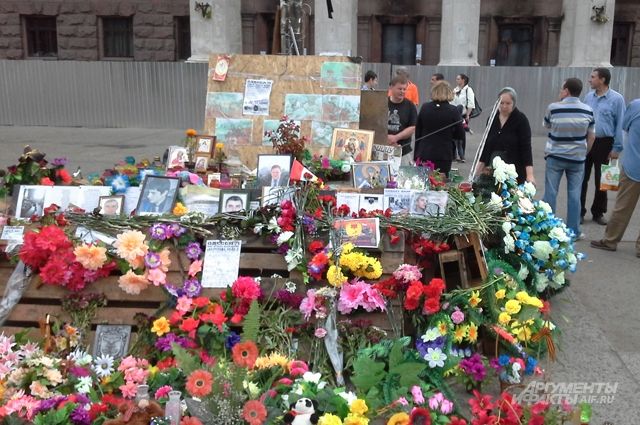 Свечи и цветы возле Дома профсоюзов в Одессе.