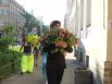 Одиннадцатиклассники Санкт-Петербурга завалили любимых учителей цветами.