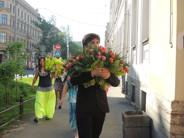 Одиннадцатиклассники Санкт-Петербурга завалили любимых учителей цветами.