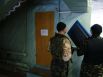 Сепаратисты в Донецке снимают в избирательном штабе герб Украины