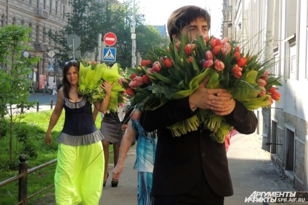 Выпускники купили огромные букеты цветов для учителей