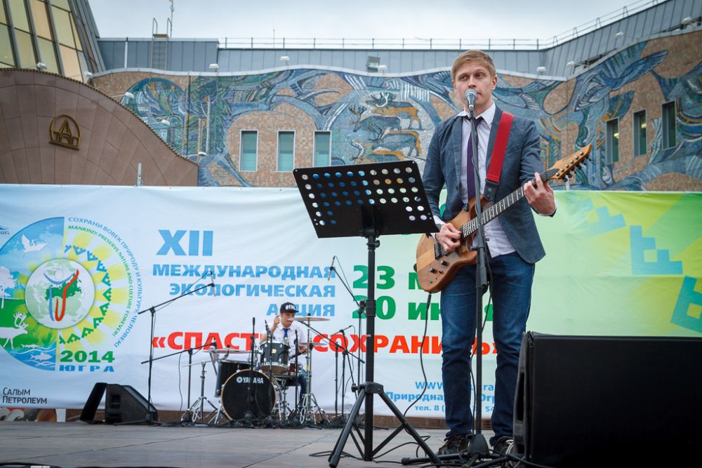 Музыка, песни и торжественные речи весь вечер звучали со сцены.