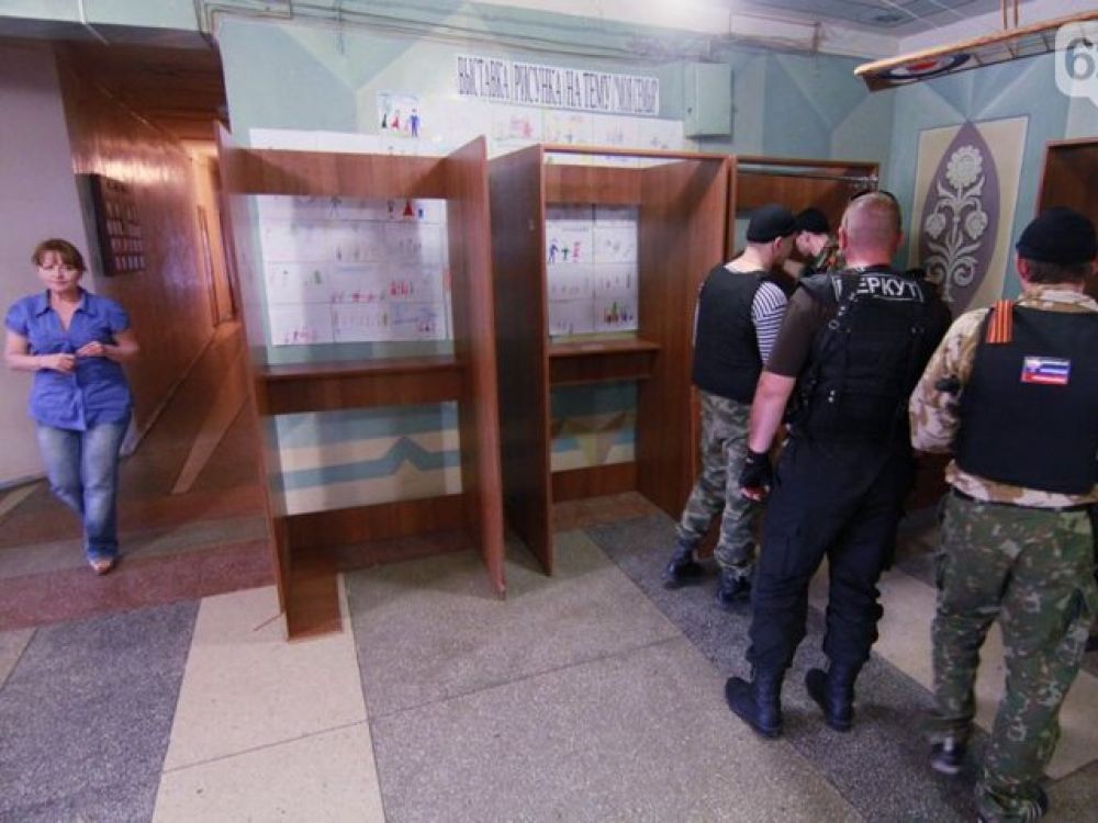 Сепаратисты в одном из избирательных штабов в Донецке