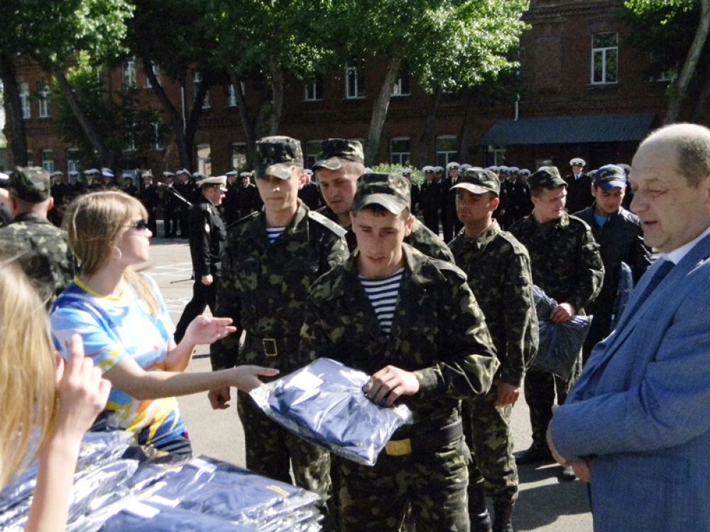 Моряки получают новую форму в подарок
