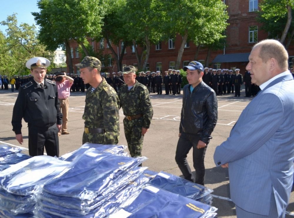 Морякам тральщиков подарили 108 комплектов новой формы