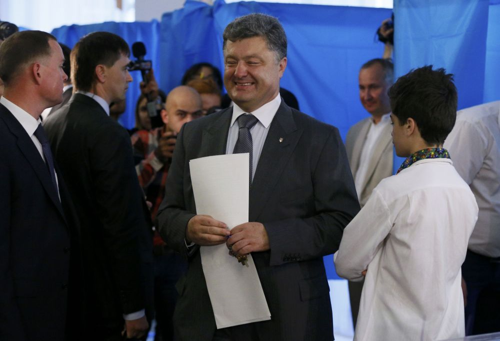 Один из кандидатов в президенты Петр Порошенко на избирательном участке в Киеве.