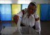 Женщина в национальной одежде проголосовала на избирательном участке в селе Космач Ивано-Франковской области на западе Украины.