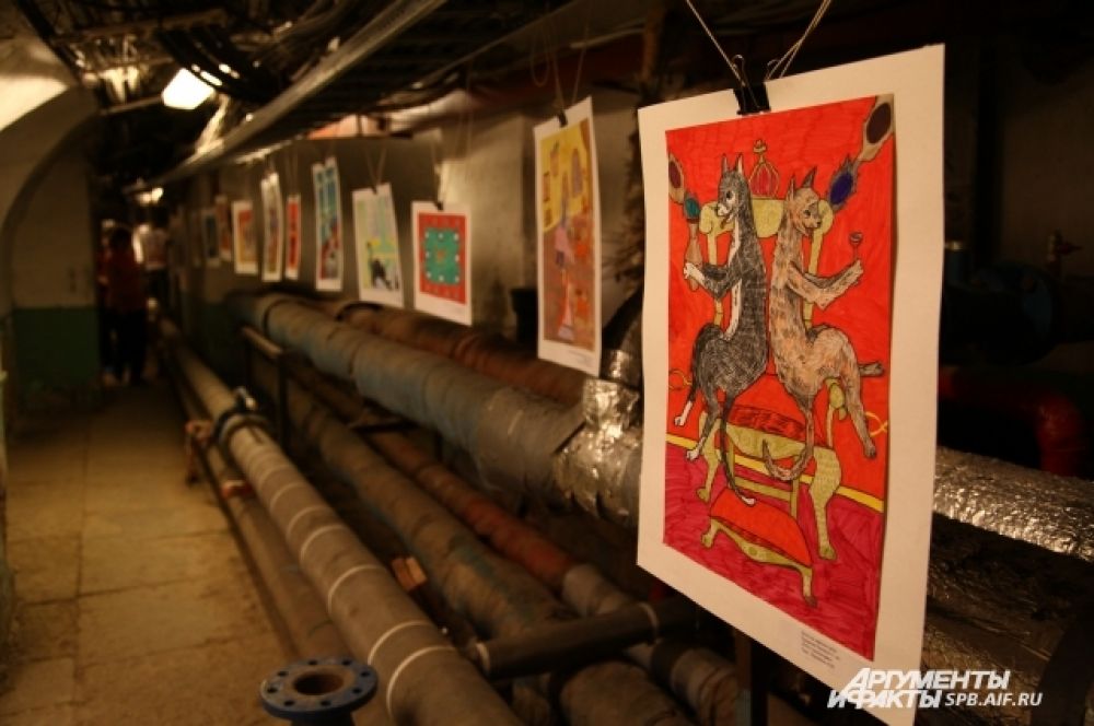 Выставка школьных рисунков, на которых изображены коты, представлена в подвалах Эрмитажа
