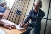 В тюрьме города Вольянска отбывающий пожизненное заключение заполняет бюллетень.