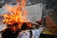 Сжигание бюллетеней, протоколов и агитационных материалов в день выборов президента Украины в Донецкой области.