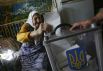 Село Кодра на севере Украины. К пожилой бабушке, не способной прийти на избирательный участок, принесли корзину для голосования домой.