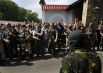Участники митинга против выборов президента Украины в Донецке пришли к к резиденции бизнесмена Рината Ахметова с угрозой пикетировать ее.