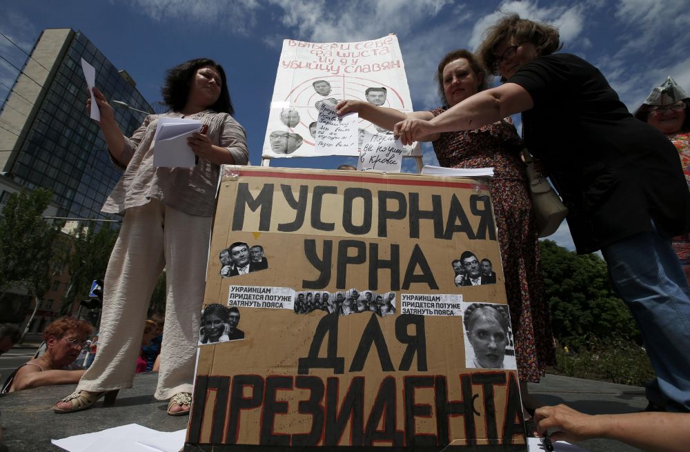 В восточном Донецке во время антипредвыборного митинга люди бросали в «Мусорную урну для президента» условные бюллетени, бойкотируя выборы.
