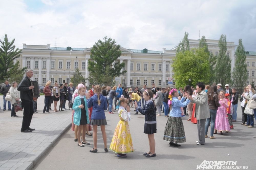 Омичи спели вместе со всей страной.