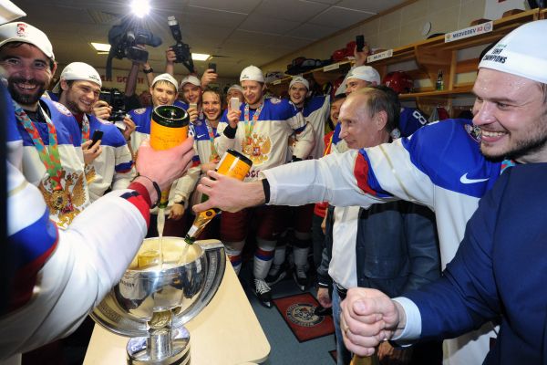 Президент России Владимир Путин поздравляет игроков сборной России с победой.
