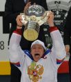 Александр Овечкин, капитан сборной России, с кубком за победу на чемпионате мира по хоккею 2014.