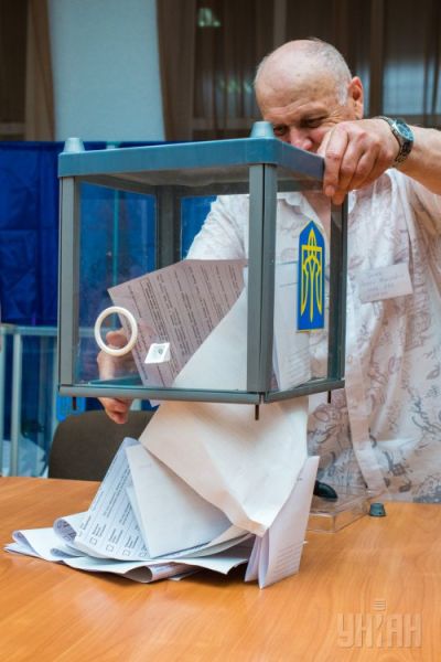 Подсчет голосов на избирательном участке в Харькове