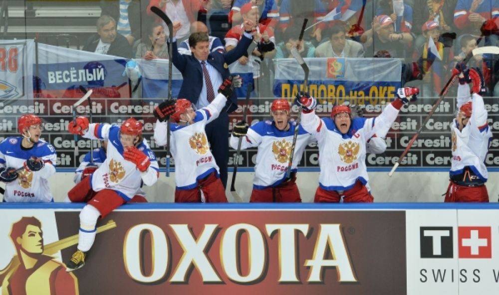 Игроки сборной России радуются победе в финальном матче чемпионата мира по хоккею 2014.
