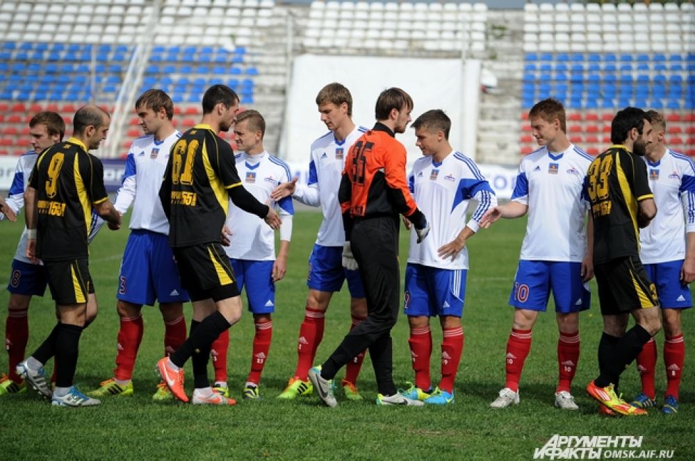 Футболисты омского «Иртыша» проиграли «Амуру» со счетом 1:3.