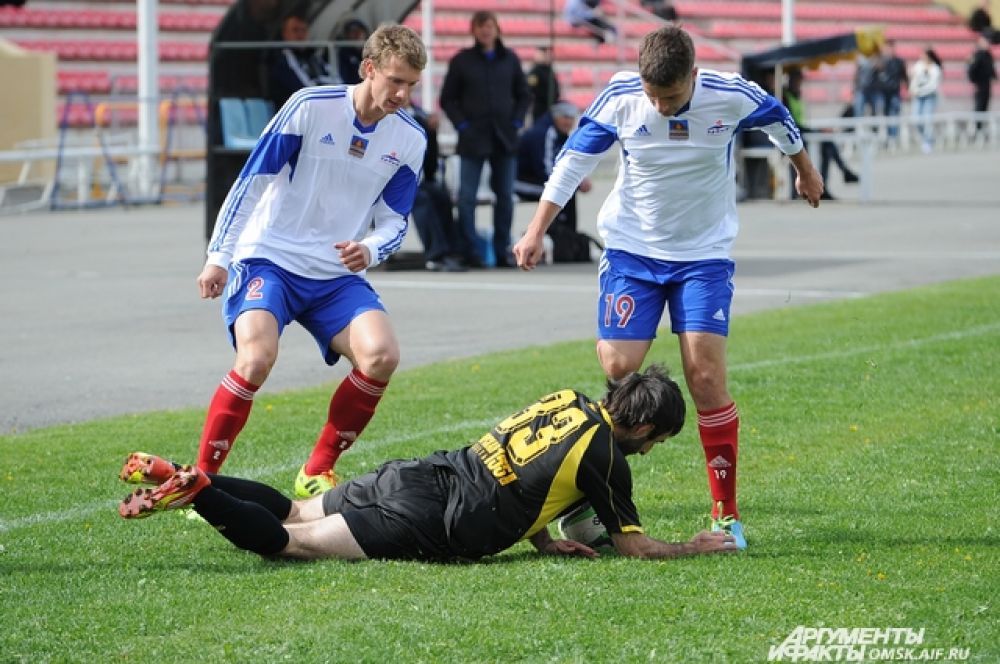 Футболисты омского «Иртыша» проиграли «Амуру» со счетом 1:3.