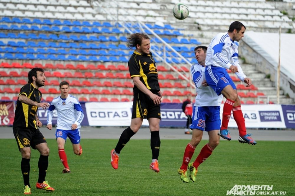 Футболисты омского «Иртыша» проиграли «Амуру» со счетом 1:3.