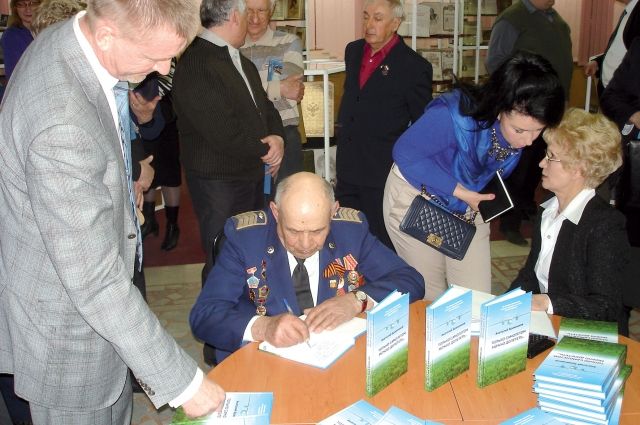 Анатолий Бражников выпустил книгу о малой авиации.