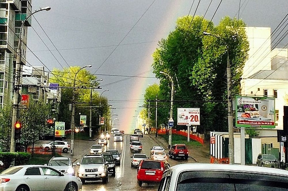 Автомобилисты успевали фотографировать радугу прямо из машин.