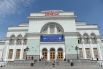 Полупустой железнодорожный вокзал в Донецке