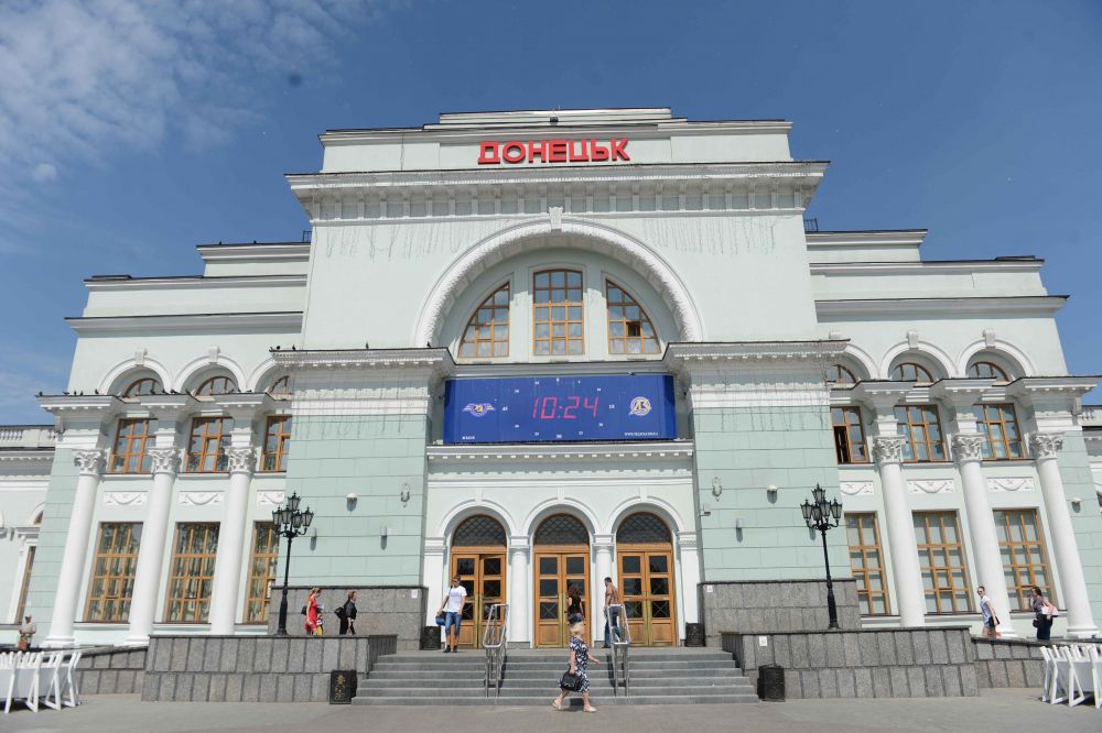 Полупустой железнодорожный вокзал в Донецке