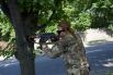 Боевик открывает огонь по украинским силовикам