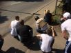 Несмотря на боевые действия, на улицах Донецка много зевак