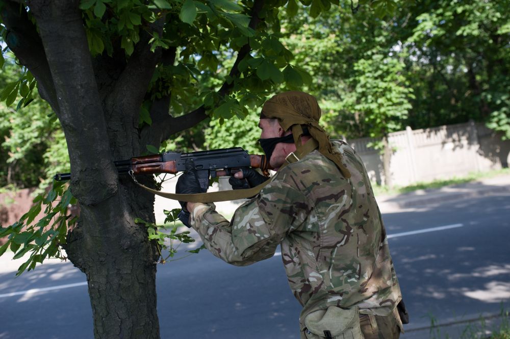 Боевик открывает огонь по украинским силовикам