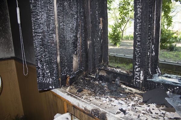 Сгоревшая рама помещения редакции в Измаиле