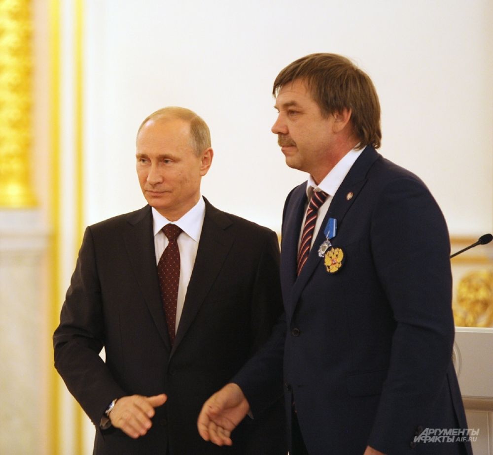 Владимир Путин и Главный тренер сборной России по хоккею Олег Знарок.