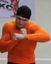 Боксер Александр Усик отрабатывает левый боковой