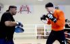 Боксер Александр Усик примеряется для удара