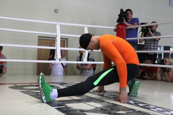 Боксер Александр Усик растягивается перед тренировкой