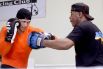 Боксер Александр Усик показывает боковой удар