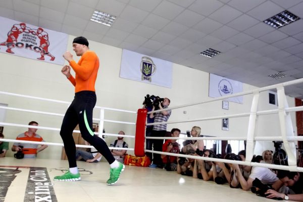 Боксер Александр Усик перемещается на ринге
