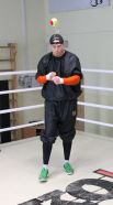 Боксер Александр Усик отрабатывает точность удара