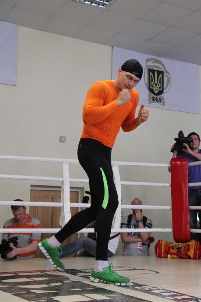 Боксер Александр Усик разминается на открытой тренировке