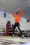 Боксер Александр Усик разминается перед ударной техникой