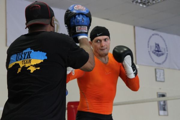 Боксер Александр Усик работает на лапах