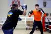 Боксер Александр Усик работает на лапах с тренером