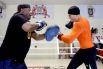 Боксер Александр Усик работает на лапах в Киеве