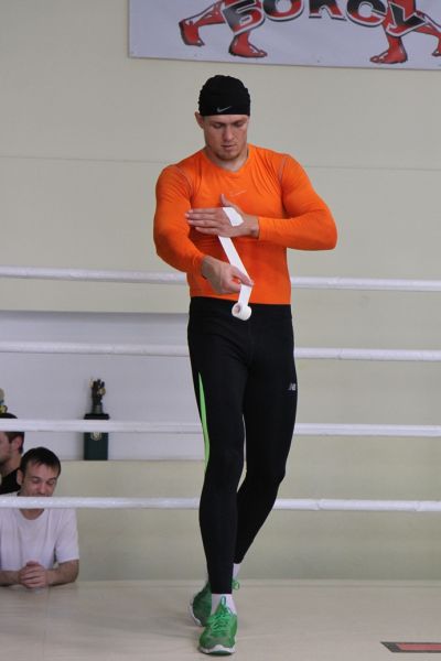 Боксер Александр Усик бинтует руки