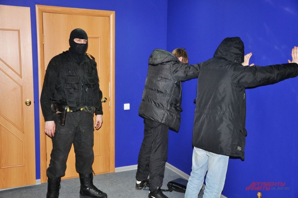 Посетители заведения предпочли не мешать действиям оперативников…